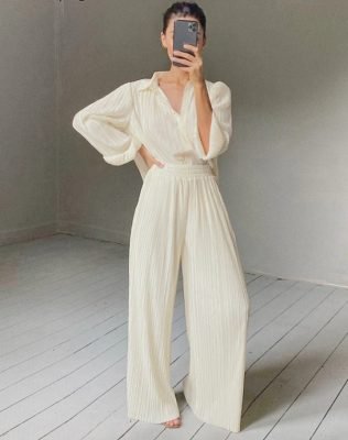 woman-wearing-casual-pleated-loose-suit